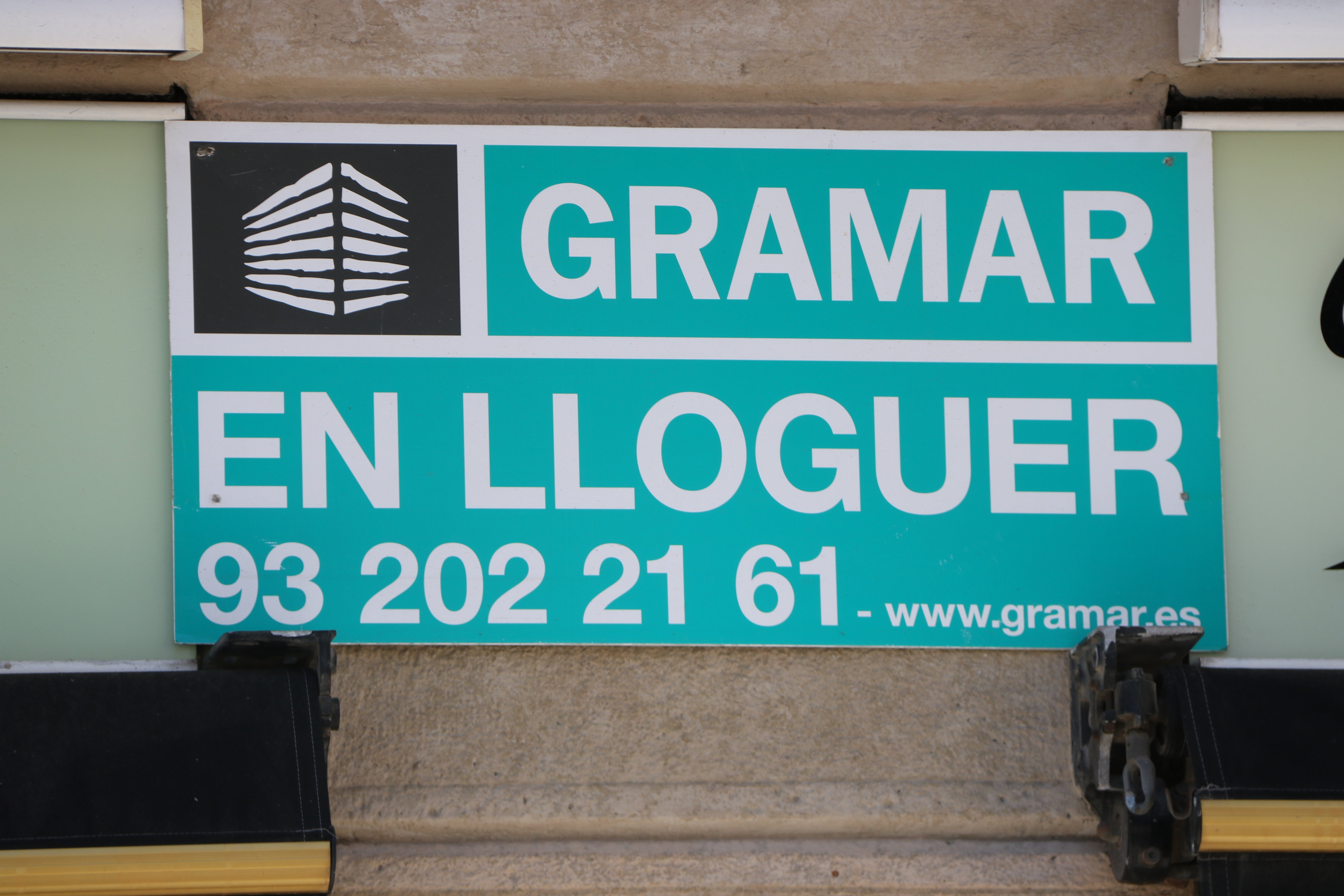For rent sign in Barcelona's San Antoni neighborhood (Lluis Sibils/ACN)